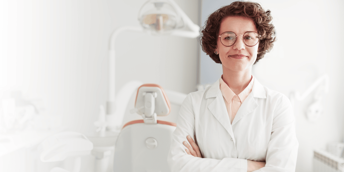 dentista mostrando o seu consultorio odontologico