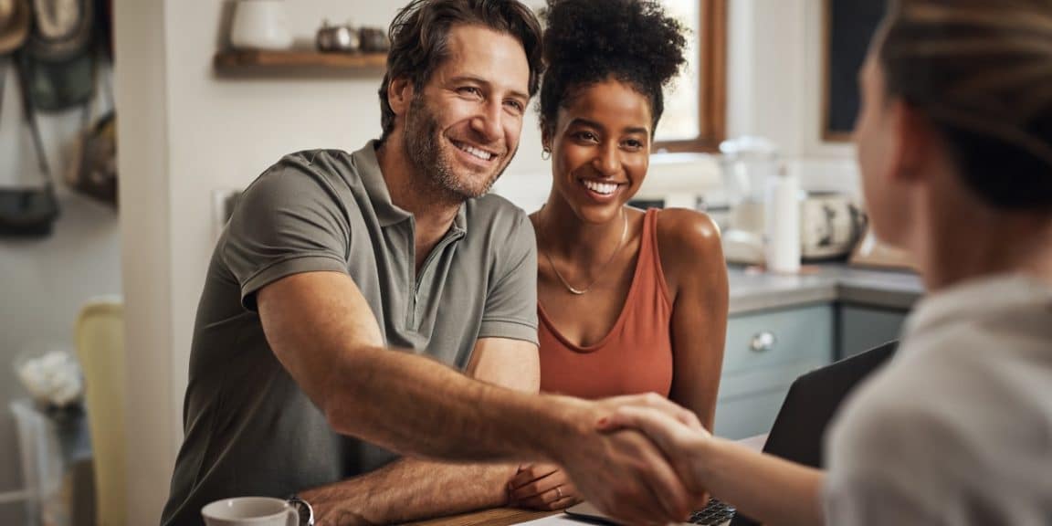 casal conversando com sua contabilidade sobre como abrir uma empresa gratuitamente