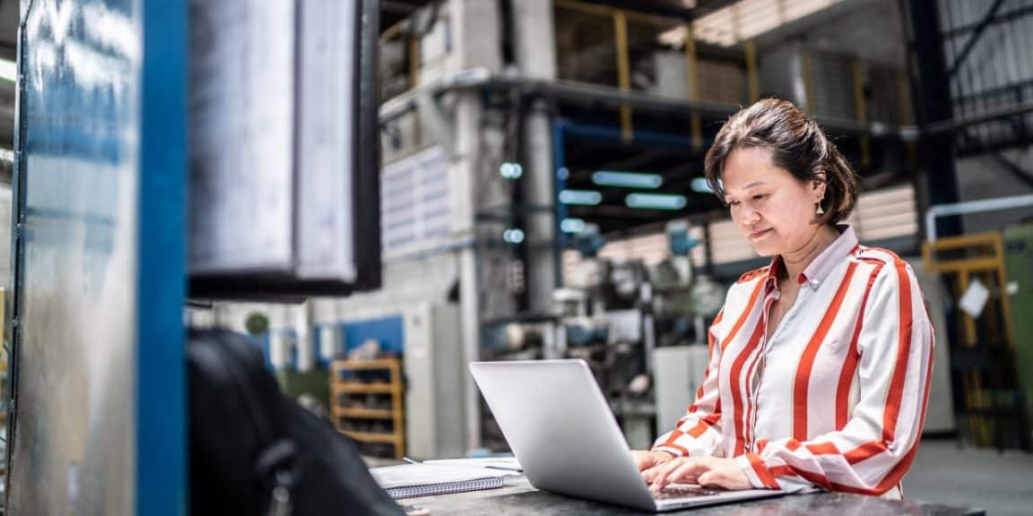 mulher empreendedora pesquisando como mudar o ramo de atividade de uma empresa ME