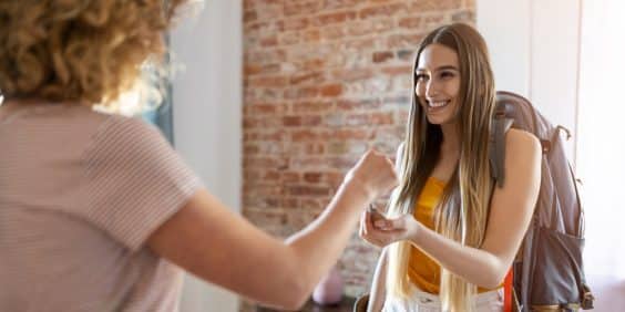 Após entender como montar uma pousada, empreendedora abre o seu próprio negócio e passa a receber hóspedes de diversos lugares, como uma jovem mochileira.