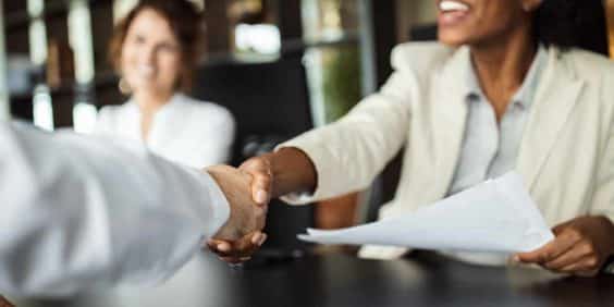 mulher empreendedora fechando um contrato de serviço