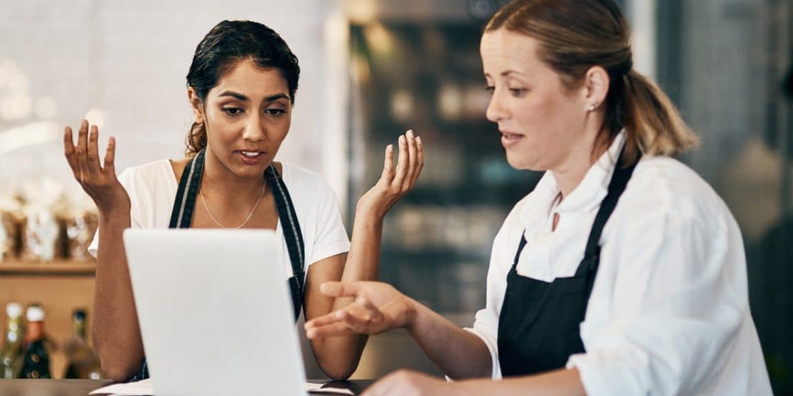 empreendedoras conversando sobre a diferenca entre lucro e caixa