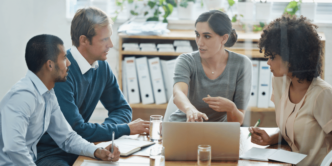 Sócios e sócias em reunião conversando sobre o futuro da empresa e como incluir sócio na empresa