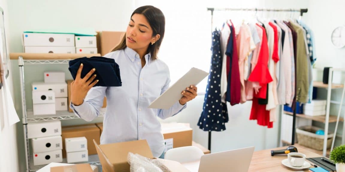 mulher conferindo pedidos da sua loja virtual de roupas