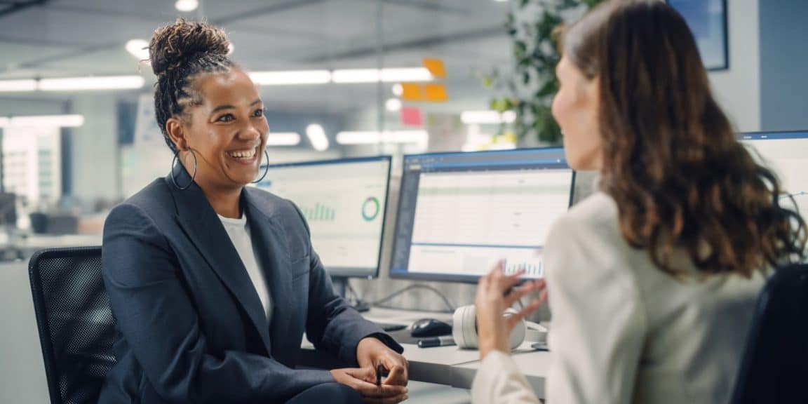 a funcionaria e dona de emprego conversando sobre salario