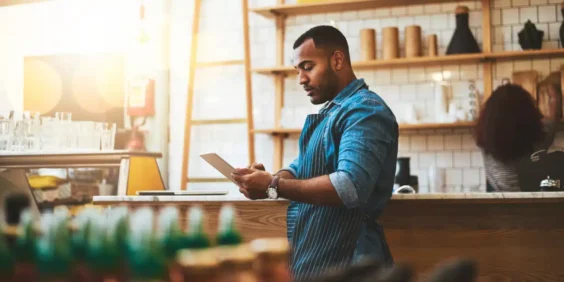 empreendedor olhando para o tablet planejando vendas pela internet